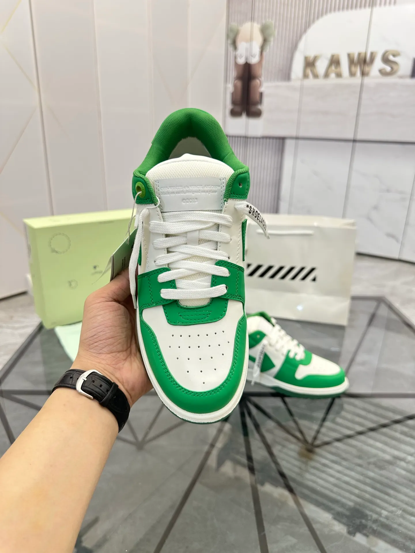 Selling men's shoes 💰: 💰P560¥ High-end top quality (leather buckle plus 10) Product trademark: OFF WHITE * "OFF WHITE*" low-top casual shoes Regular size: 35-45 (can be customized to 46) Couple style Product material: imported first-layer cowhide leather upper, breathable lining, original outsole. No.: H203